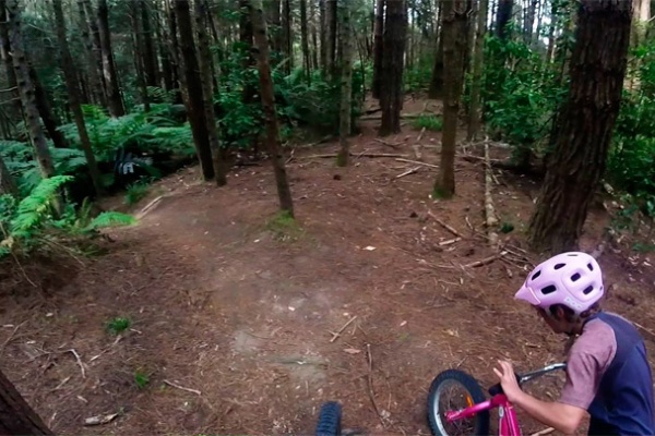 Así de bien rueda Erice, una niña de 10 años, con su Mountain Bike rosa
