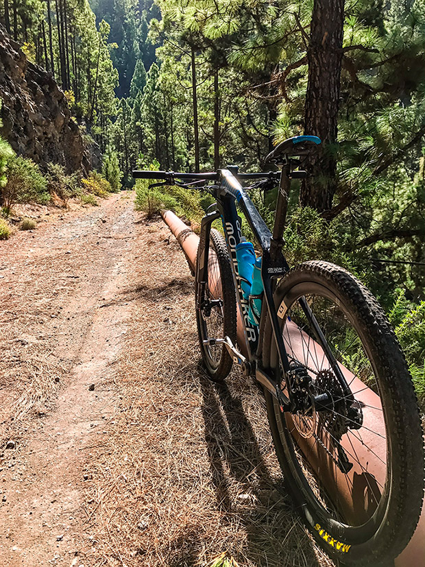 En TodoMountainBike: La foto del día en TodoMountainBike: 'Por las faldas del Teide'