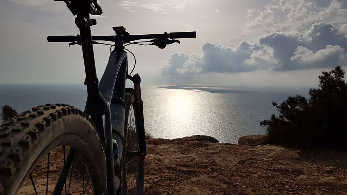 En TodoMountainBike: La foto del día en TodoMountainBike: 'En el faro de Santa Pola'