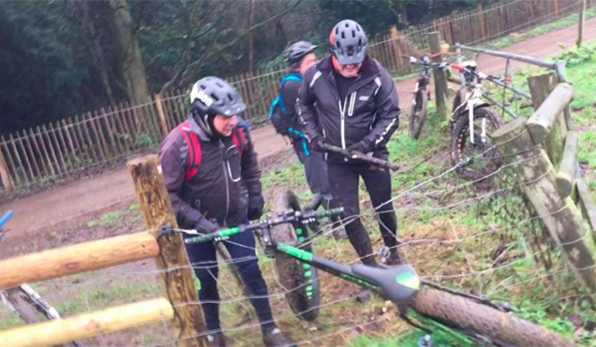 En TodoMountainBike: Así se atasca una 'Fat Bike' en una valla electrificada