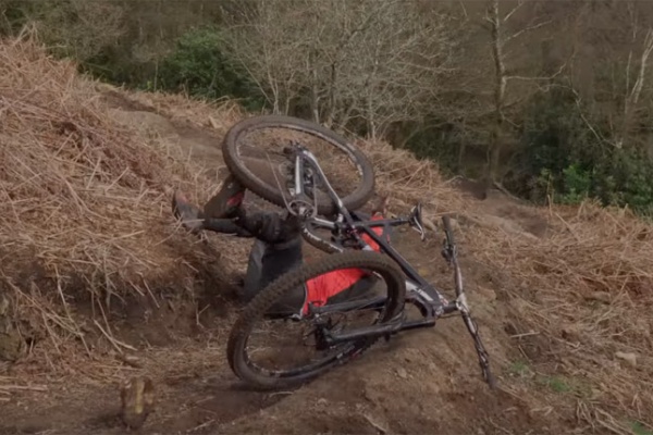 Estrenando material con Fergus Ryan: YT Jeffsy 29 y casco FOX ProFrame