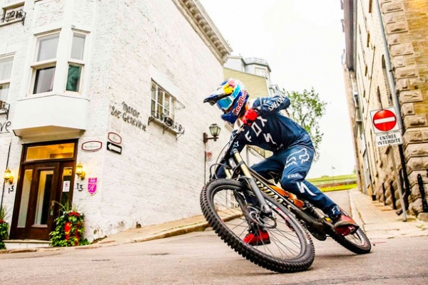 Sesión de Freeride urbano (en 4K) por las calles de Québec con Finn Iles