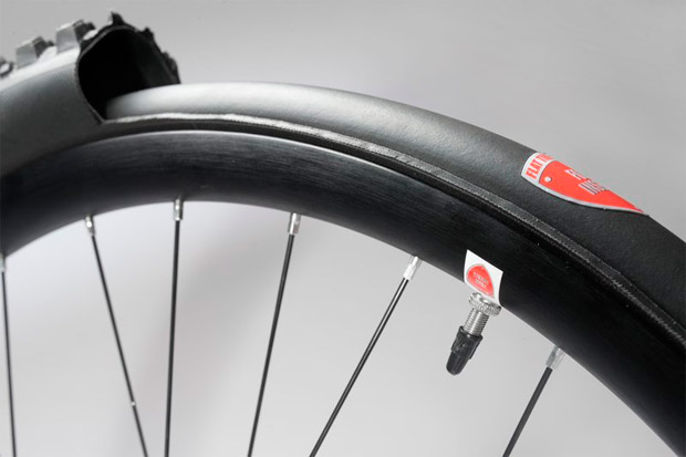 En TodoMountainBike: Flat Tire Defender, para rodar con presiones mínimas sin miedo a los llantazos