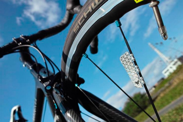 FLECTR Zero, ultraligeras láminas adhesivas reflectantes para radios de bicicleta