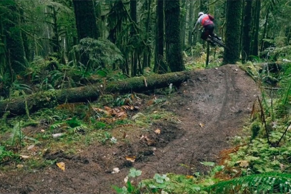 "Flow Down, Speed Up", rodando en Squamish (Canadá) con Remi Gauvin del OneUp Team
