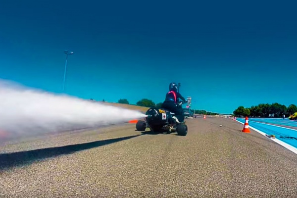 François Gissy lo vuelve a hacer: de 0 a 100 km/h en 0.55 segundos con un triciclo impulsado por agua