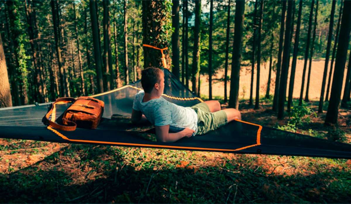 En TodoMountainBike: Levitat, una gigantesca hamaca flotante para echarse la siesta (y mucho más) en cualquier lugar