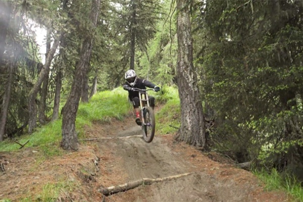 Así 'vuela' sobre su bicicleta Oscar Härnström, corredor de Commencal