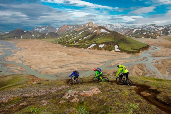 25 minutos de Mountain Bike con Hans Rey, Steve Peat y Runar Omarson recorriendo Islandia de norte a sur