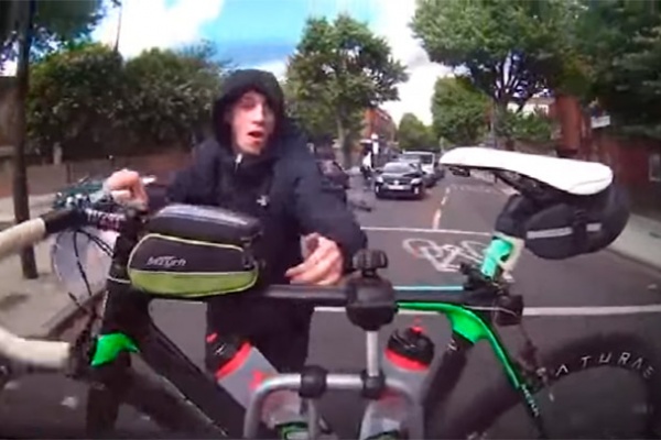 Así se roba (o casi) una bicicleta transportada en un portabicicletas trasero para el coche