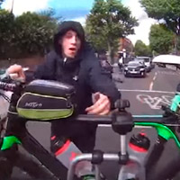 Así se roba (o casi) una bicicleta transportada en un portabicicletas trasero para el coche