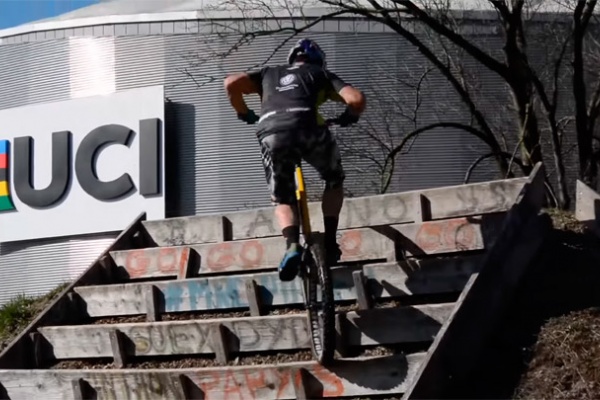 De visita al cuartel general de la UCI con Kenny Belaey, campeón del mundo de Trial Bike