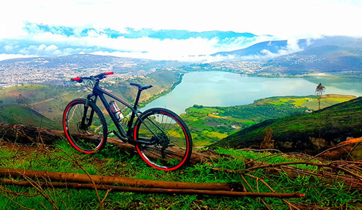 En TodoMountainBike: La foto del día en TodoMountainBike: 'Laguna de Yahuarcocha'