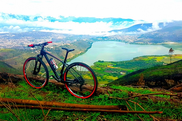 La foto del día en TodoMountainBike: "Laguna de Yahuarcocha"