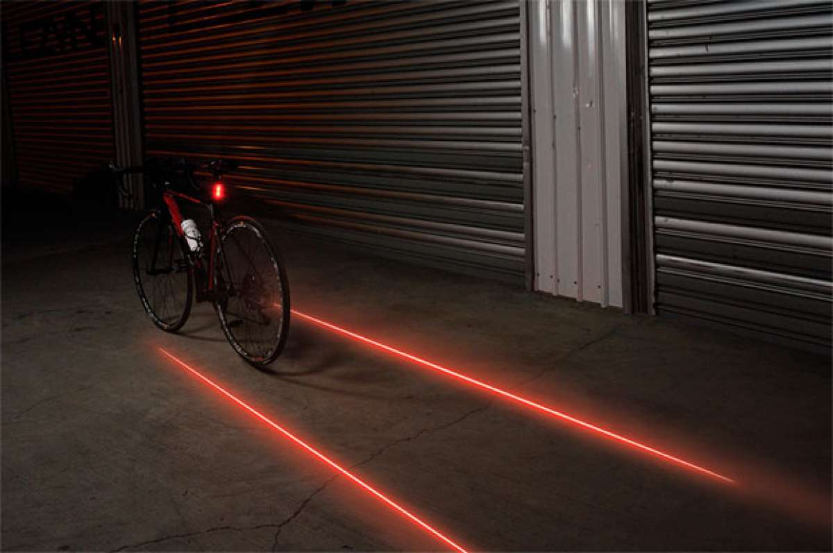 En TodoMountainBike: Lezyne Laser Drive, un foco trasero con luz diurna y zona de seguridad proyectada en el suelo