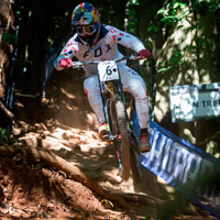 Loïc Bruni y Miranda Miller, campeones del mundo de DHI en Cairns