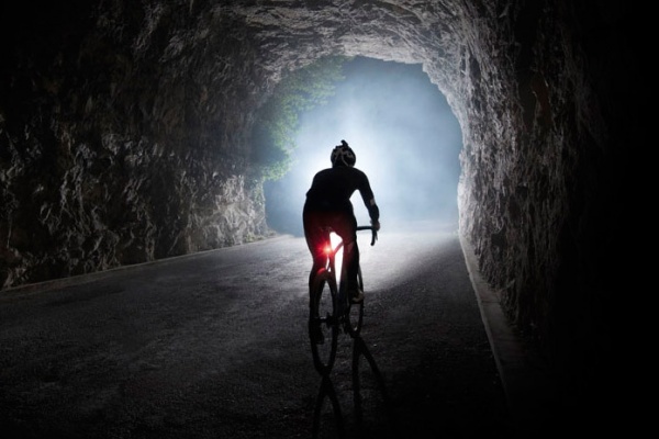 Garmin Varia UT800, una luz frontal inteligente, de alta potencia, y vinculada al ciclocomputador