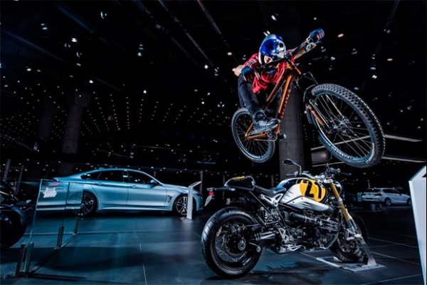 Espectáculo sobre ruedas con Martin Söderström en el Salón del Automóvil de Fráncfort