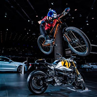 Espectáculo sobre ruedas con Martin Söderström en el Salón del Automóvil de Fráncfort