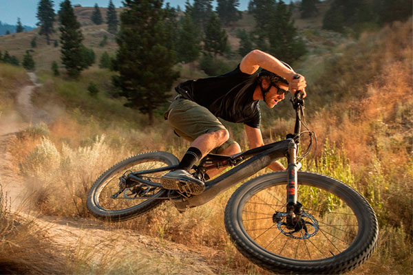 Rodando en la Columbia Británica de Canadá con Matt Hunter y su Specialized Turbo Levo FSR Carbon 2018