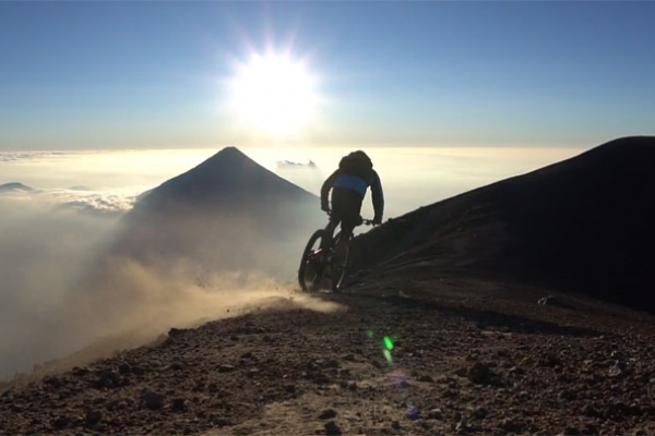 Rodando por los volcanes de Guatemala con Tito Tomasi
