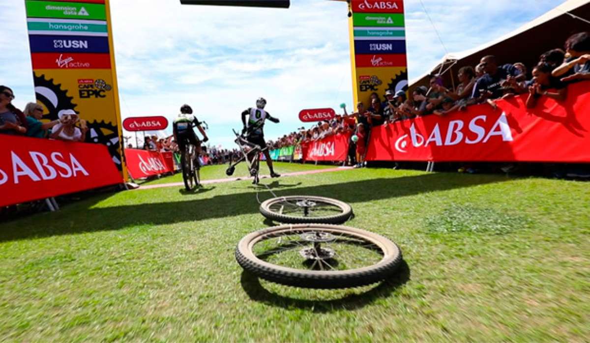 En TodoMountainBike: Ruedas a rastras, reparaciones improvisadas, caídas desafortunadas y mucho más: los momentos más épicos de la Cape Epic 2017