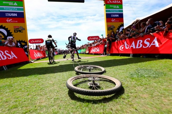 Ruedas a rastras, reparaciones improvisadas, caídas desafortunadas y mucho más: los momentos más épicos de la Cape Epic 2017