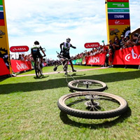 Ruedas a rastras, reparaciones improvisadas, caídas desafortunadas y mucho más: los momentos más épicos de la Cape Epic 2017