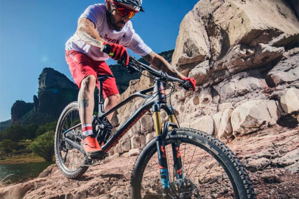 La agilidad de una Trail con la capacidad de una Enduro: llega la Mondraker Foxy Carbon de 2018