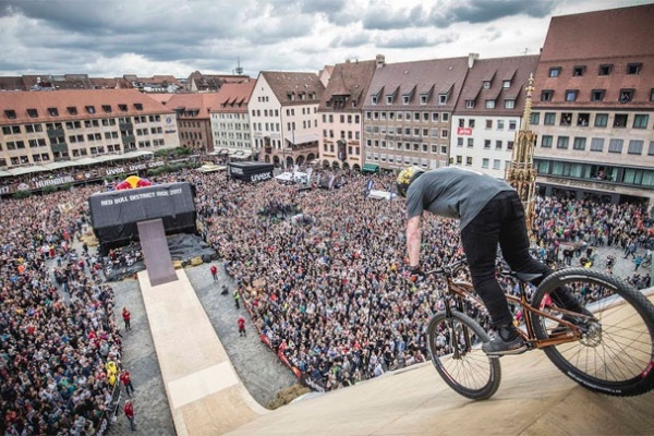 El truco ganador de Nicholi Rogatkin en el Red Bull District Ride 2017