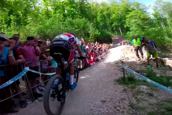 La carrera de la Copa del Mundo XCO 2017 de Albstadt, desde la bicicleta de Nino Schurter