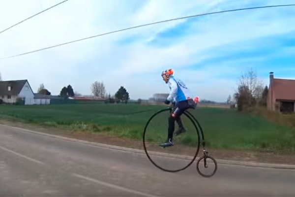 Así se hace la París-Roubaix sobre una Penny Farthing