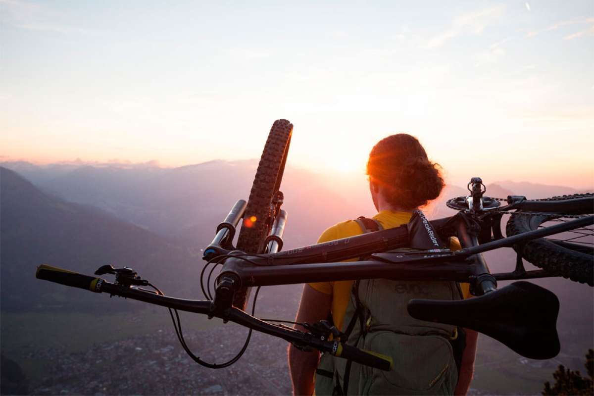 En TodoMountainBike: PeakRider, un práctico sistema para portear la bicicleta con total comodidad en los tramos más difíciles