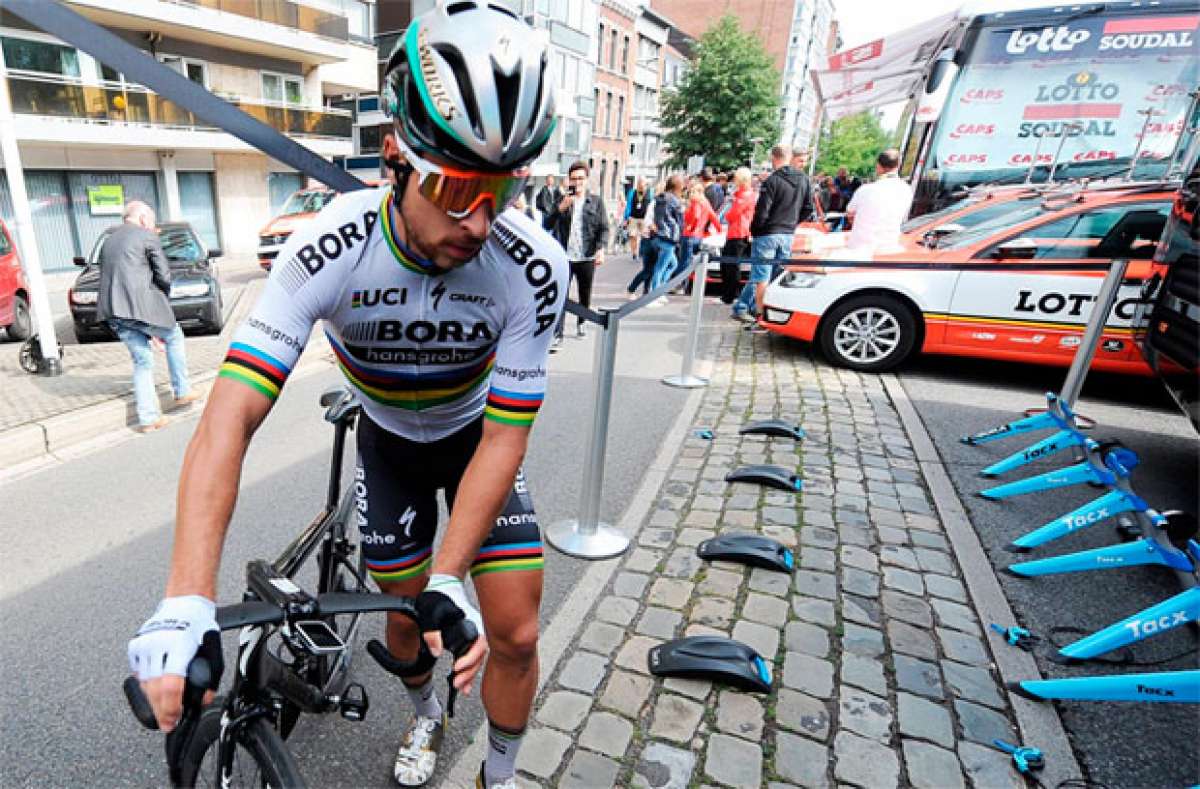 En TodoMountainBike: Peter Sagan, expulsado del Tour de Francia 2017 tras propinar un feo codazo a Mark Cavendish