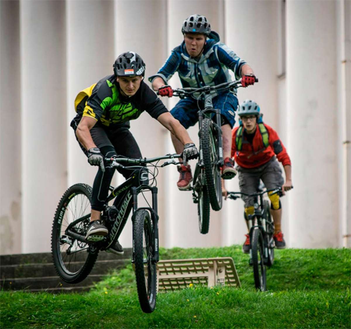 En TodoMountainBike: MTB Hopper, una rampa portátil para saltar con la bicicleta en cualquier momento y lugar