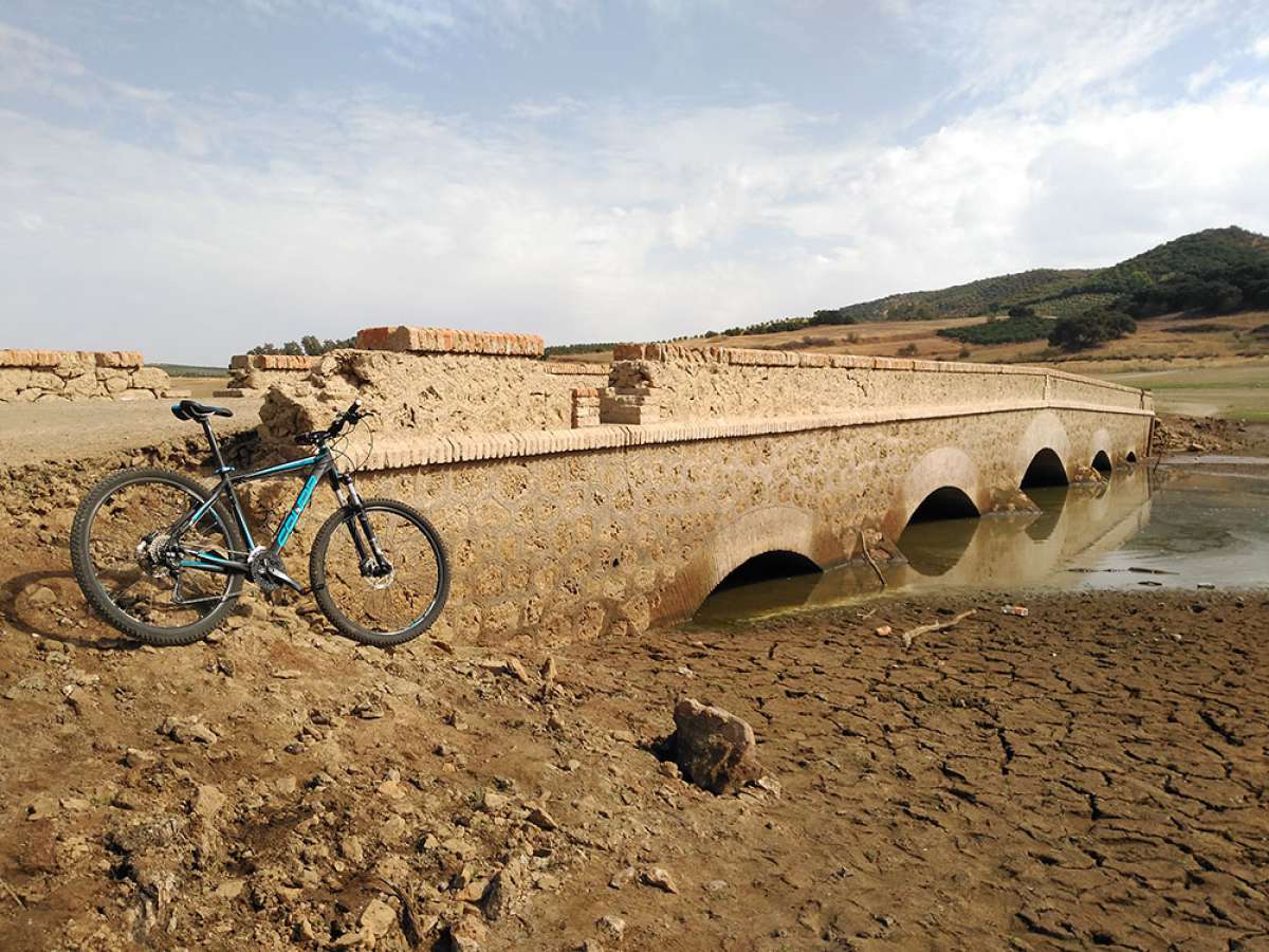 La foto del día en TodoMountainBike: "Un puente bajo el embalse"