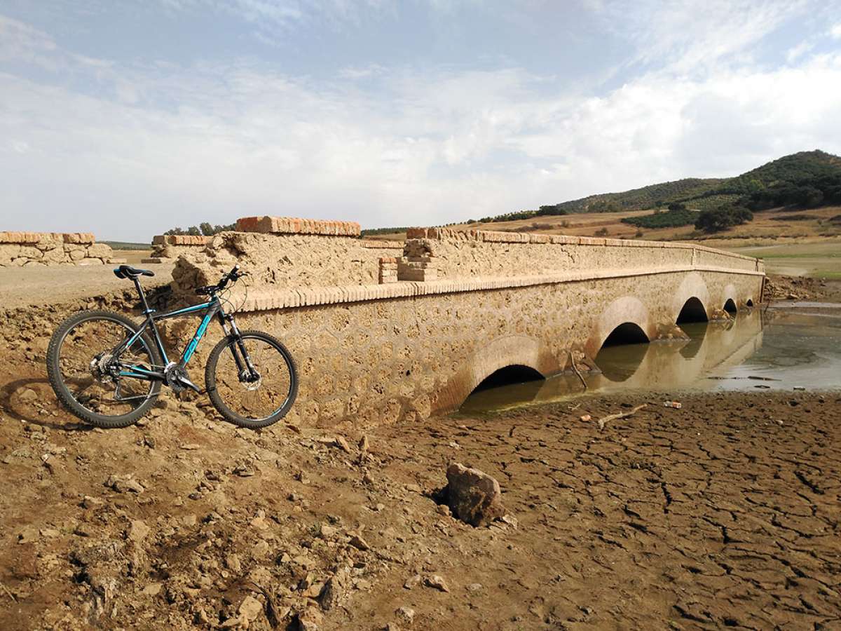 En TodoMountainBike: La foto del día en TodoMountainBike: 'Un puente bajo el embalse'