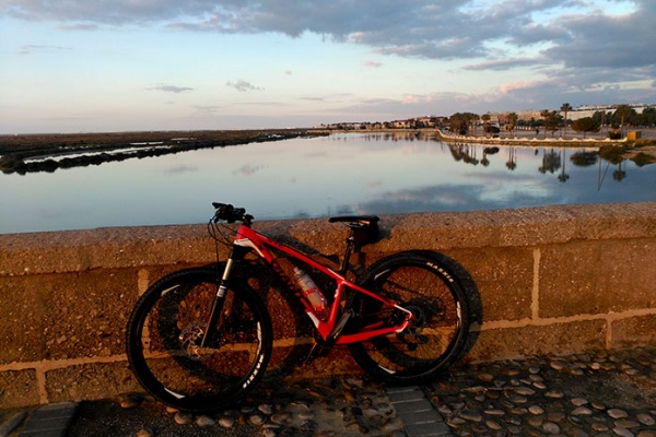 La foto del día en TodoMountainBike: "Puente Zuazo, en San Fernando (Cádiz)"