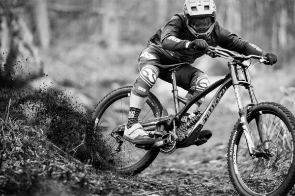 Explorando Galicia con Rémi Thirion y su Commencal Supreme DH V4.2