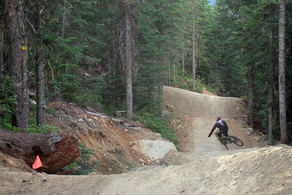 Rodando a toda velocidad por el Bike Park de Whistler con Rémy Métailler