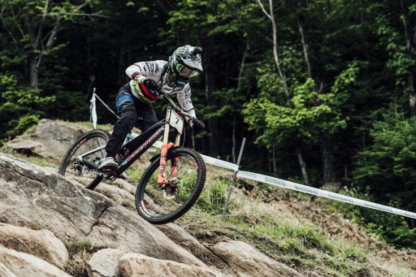Victoria (pasada por agua) para Aaron Gwin y Tahnée Seagrave en la Copa del Mundo DHI 2017 de Mont-Sainte-Anne