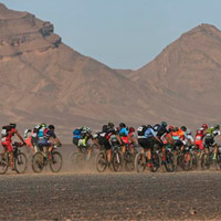 Victoria para Ondrej Fojtik y Olga Anabel Echenique en la cuarta etapa, la más rápida de la Titan Desert 2017