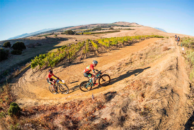 En TodoMountainBike: Manuel Fumic y Henrique Avancini, primeros líderes de la Absa Cape Epic 2017