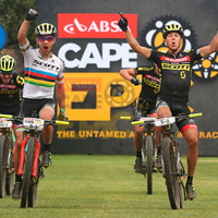 Nino Schurter y Matthias Stirnemann, líderes de la Absa Cape Epic 2017 tras la quinta etapa