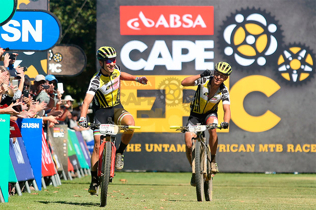 En TodoMountainBike: Nino Schurter y Matthias Stirnemann, a un paso de la gloria tras vencer en la sexta etapa de la Absa Cape Epic 2017