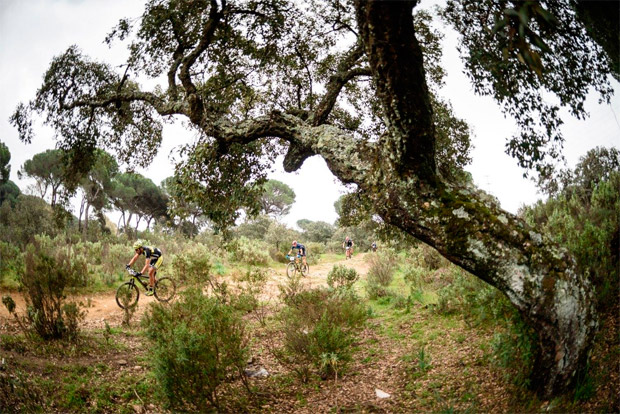 En TodoMountainBike: Tiago Ferreira y Raiza Goulao, líderes de la tercera etapa de la Andalucía Bike Race 2017