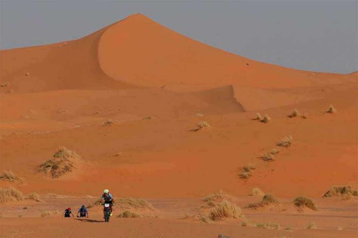 Roberto Bou y Anna Ramírez, los más rápidos en la etapa Garmin de la Titan Desert 2017