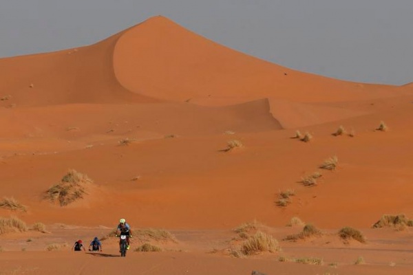 Roberto Bou y Anna Ramírez, los más rápidos en la etapa Garmin de la Titan Desert 2017