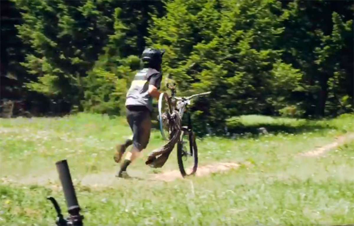 En TodoMountainBike: Así le revienta (y suena) la rueda trasera a Yoann Barelli en plena carrera