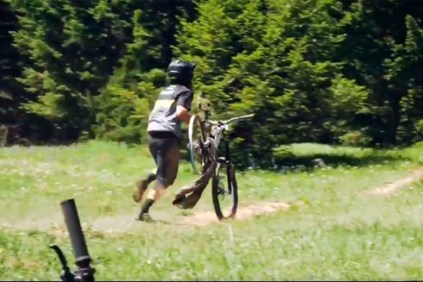 Así le revienta (y suena) la rueda trasera a Yoann Barelli en plena carrera